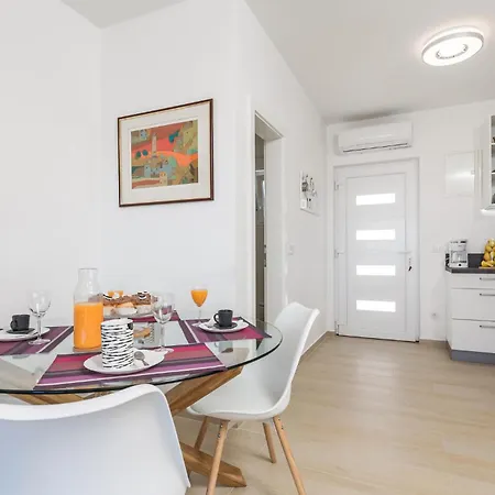 Apartman Beautiful In With Kitchen *