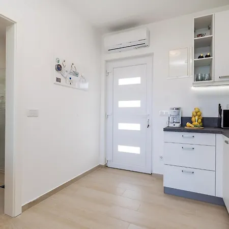 Apartment Amazing In With Wifi Šimuni